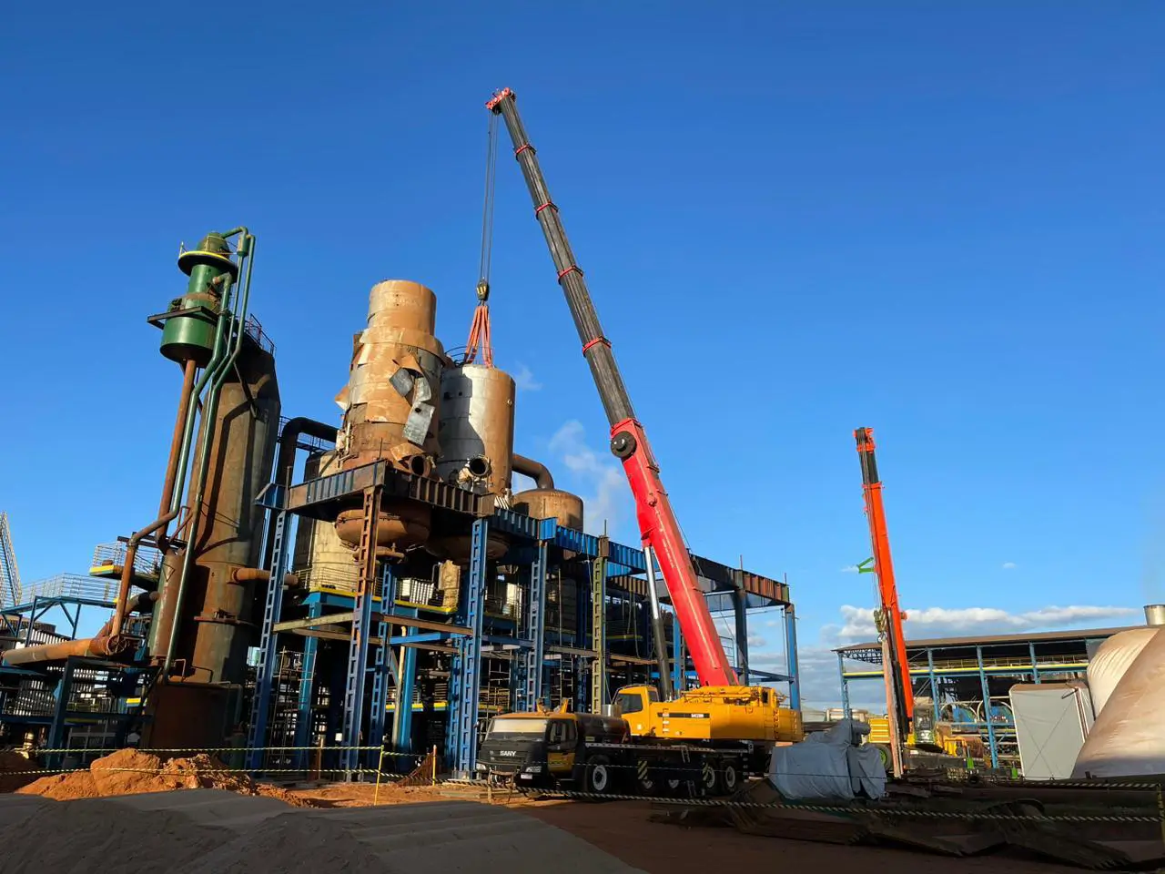 Guindaste SANY realizando içamento de equipamento industrial pesado — NT Locação de Guindastes