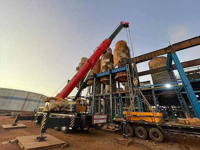 Guindaste em operação industrial seguindo normas de segurança — NT Locação de Guindastes