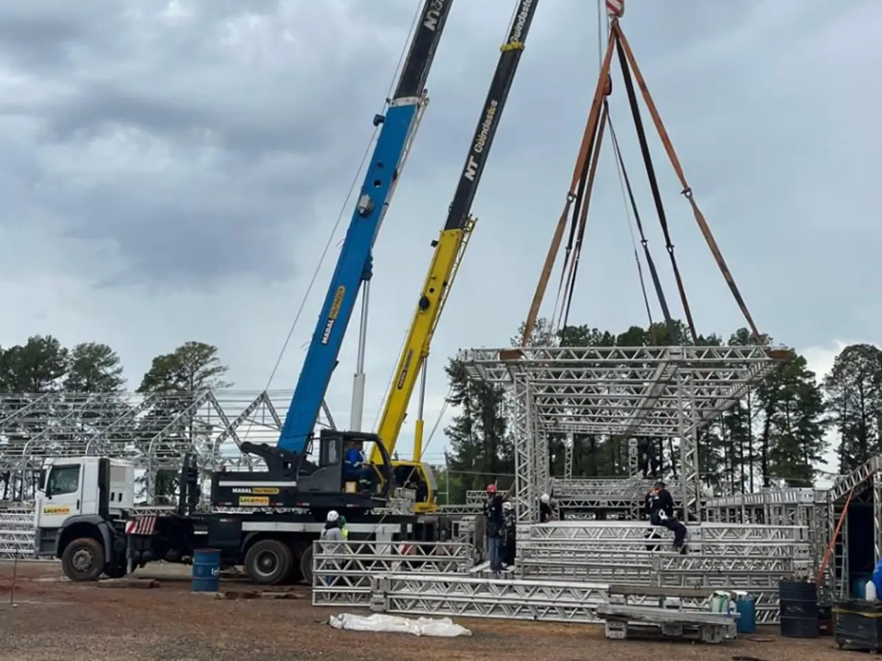 Guindastes realizando montagem de estrutura metálica para evento — NT Locação de Guindastes