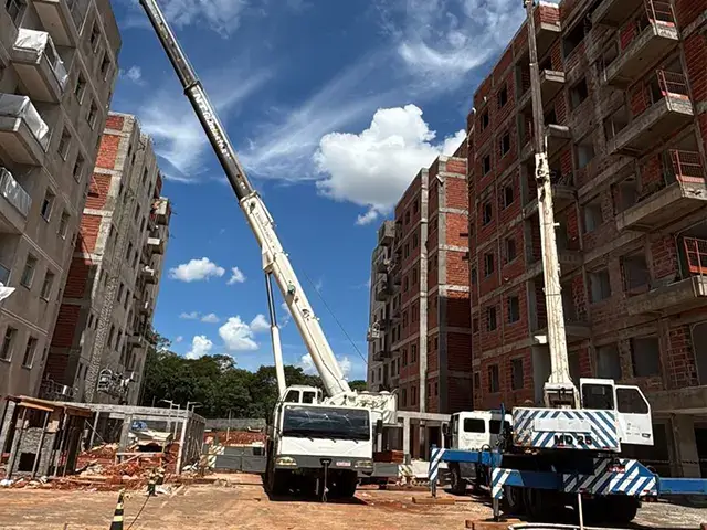 Içamento de móveis com guindastes em condomínio residencial — NT Locação de Guindastes