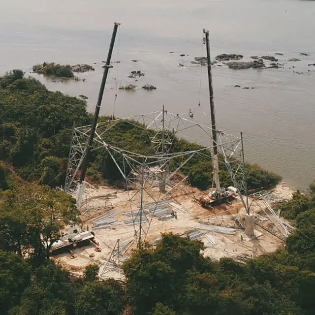 Montagem de torre de transmissão com guindastes em zona rural — NT Locação de Guindastes