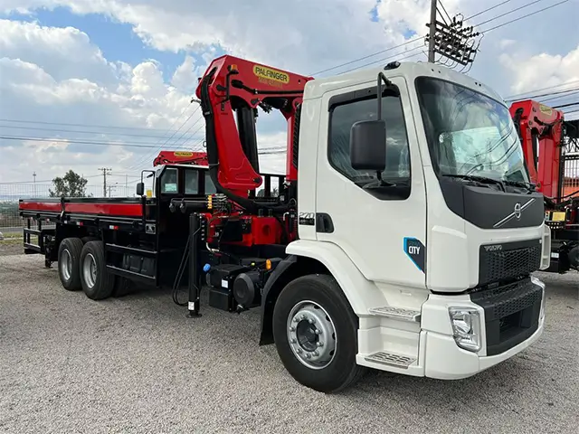 Caminhão Munck Volvo equipado com guindaste hidráulico Palfinger — NT Locação de Guindastes