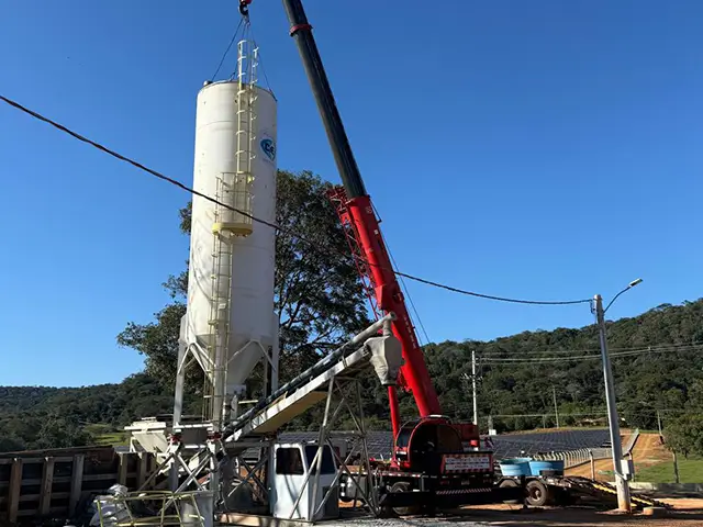 Içamento de caixa d’água com guindaste em área industrial — NT Locação de Guindastes