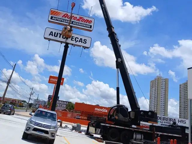 Içamento de outdoor com guindaste em área comercial — NT Locação de Guindastes