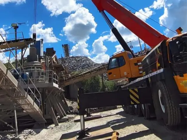 Içamento de britador com guindaste em área industrial — NT Locação de Guindastes